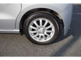 車線を検知し、はみ出しを防ぐ路外逸脱抑制機能、衝突軽減ブレーキのCMBS等のスイッチ類は、運転席の右側にあります。