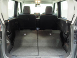 後席を左右とも倒した状態です。大きめの荷物もラクに積めそうです。