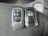 スマートキー付!キーを取り出さなくてもドアロックの施錠・開錠、エンジンの始動が出来ます!雨の日や荷物の多い日にとても便利ですね♪