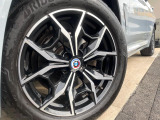 ●純正19インチアルミホイール:輸入車ならではの卓越した走りを支えるホイールと足回りです!日本車の走りに慣れている方にもぜひ体感して頂きたいほど、高いレベルでまとまっています!