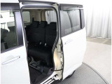 両側パワースライドドア付きだから、狭い駐車スペースなどでの 乗り降りラクラク!小さなお子さまのいるご家庭には嬉しい装備。