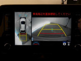 【全周囲モニター】車を上空から見下ろしたような映像をカーナビ画面に映し出し、車庫入れや縦列駐車をサポートしてくれます。