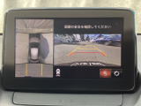 狭い場所での駐車やすれ違いなどでより的確な運転操作に役立つ360&deg;ビューモニターが装備されています。