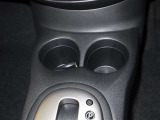 運転席と助手席の間にもカップホルダーが付いています!