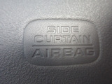 サイドカーテンエアバックシステムは、側面衝突時に大人から子供までさまざまな体格の乗員の頭部や頚部を広範囲で保護。特にセンターピラーへの頭部衝突を防ぐ展開性能を実現しています。