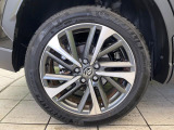 【純正18インチアルミホイール】外観にマッチした純正アルミホイールを装着しております。各種社外アルミホイールや、スタッドレスタイヤも取扱いしております。是非ご相談ください♪