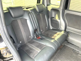 後部座席も気になるようなキズ・汚れやへたり等、大きなダメージはなく、良好な状態です。