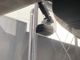 ナビ連動型、前後ドライブレコーダーを装備。万が一の際に映像を記録し、ナビモニターにて再生、確認を行う事が出来ます。又、駐車監視機能を搭載しておりますので、お車駐車中の当て逃げの際にも自動録画致します