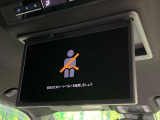 【14型有機ELフリップダウン】三列目からでも迫力のエンタメが観れる大画面フリップダウン。有機ELのモニターでは、一般的なフリップダウンよりも高コントラストでキレイな映像を楽しめます。