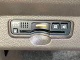 有料道路をキャッシュレスで通行できるETC車載器付きです。運転席足元に設置されています。ETCセットアップ費用は含まれておりません。別途必要となります。
