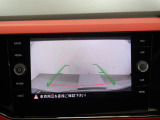 ギアをリバースに入れると車両後方の映像を映し出します。画面にはガイドラインが表示され、車庫入れや縦列駐車などの際に安全確認をサポートします。