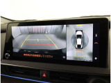 パノラミックビューモニター付きです。車両を上から見たような映像をディスプレイオーディオ画面に表示。運転席からの目視だけでは見にくい、車両周辺の状況をリアルタイムでしっかり確認できます。