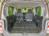 普段のお買い物や通勤、送迎等に十分な荷室スペースを確保しております。セカンドシートを倒すと、大きな荷物の積載も可能です♪