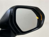 ウインカーミラーにはBSM(ブラインドスポットモニター)を搭載。隣を走る車両が死角に入るとLEDインジケーターを点灯。また、ウィンカーを出すとインジケーターも光って点滅!注意を促してくれます