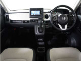 ◆視界広々で非常に運転しやすくロングドライブでも疲れを感じさせないすっきりとまとまったインパネ周りです。