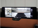 【360&deg;ビュー・モニター】クルマを真上から見たような俯瞰(ふかん)映像や助手席側のサイド映像など、視点を切り替えて表示。さまざまなアングルで視界をサポートします。