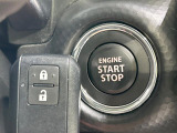 【キーレススタートシステム】カバンやポケットに入れたままでもドアの施錠・解錠が可能なスマートキーを装備。エンジンのオン・オフ時もカギを取り出す必要が無いからとっても便利です♪