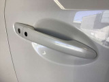 ドアにはカギの開け閉めができるボタンがついております