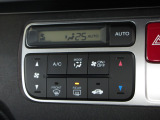 エアコンはオートエアコンでお好みの温度調整が出来、オールシーズン快適にドライブできます!リア席はプライバシーガラスで夏も涼しく過ごせます!