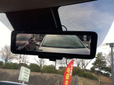 ■インテリジェントルームミラー■後部座席に人が乗り後ろが見えないときに楽々操作で後ろもハッキリと見えるようにカメラ機能が搭載。これで大人数でのロングドライブも快適です。