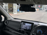 ディーラーオプション『前+車室内ドライブレコーダー』装備。表示はナビのモニター画面で行います。