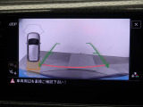 ギアをリバースに入れると車両後方の映像を映し出します。画面にはガイドラインが表示され、車庫入れや縦列駐車などの際に安全確認をサポートします。