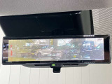【インテリジェント ルームミラー】車両後方のカメラ映像をミラー面に映し出すので、車内の状況や、天候などに影響されずいつでもクリアな後方視界が得られます!