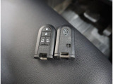 リモコンキーを取り出さなくてもエンジンのON/OFFやドアの開錠・施錠がスイッチ一つで行えるスマートキーです♪