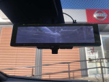 後方をカメラで映しだす機能が付いたスマートルームミラー!ルームミラーの下のレバーを変えるだけで、後席に大きな荷物が乗っていても、後方をカメラを確認できる便利機能!。