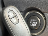 【キーレススタートシステム】カバンやポケットに入れたままでもドアの施錠・解錠が可能なスマートキーを装備。エンジンのオン・オフ時もカギを取り出す必要が無いからとっても便利です♪