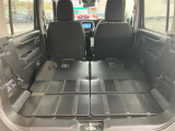 後席を全て倒して、荷物専用のスペースにした状態です。これなら長いものも積めますし、ご旅行や趣味に活用できますね。
