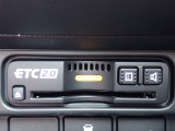 ■【ETC車載器】が装備されています。セットアップをしてお渡しとなり、ETCカードを差し込むだけで高速道路の利用が可能です。