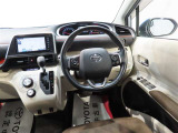 3列シート、7人乗りのコンパクトミニバンです^^内装もキレイだと思っております^^