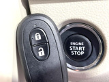 【キーレススタートシステム】カバンやポケットに入れたままでもドアの施錠・解錠が可能なスマートキーを装備。エンジンのオン・オフ時もカギを取り出す必要が無いからとっても便利です♪