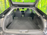 ラゲッジルームは、大容量のスペースを確保。普段のお買い物からレジャーまで、幅広く活躍してくれます!また、リアシートを倒すことでバリエーション豊かにお使いいただけます。