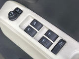 【電動格納ミラー】サイドミラーは電動格納式となっており、狭い駐車場でもキズがつくリスクを抑えられます。
