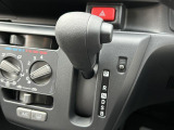 操作し易いインパネシフト、滑らかな加速のCVTで燃費も良いですよ。