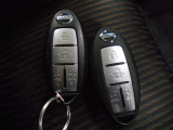 スマートキー付!キーを取り出さなくてもドアロックの施錠・開錠、エンジンの始動が出来ます!雨の日や荷物の多い日にとても便利ですね♪