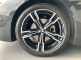 一部モデルを除いたほとんどの車両でランフラットタイヤが標準装備♪たとえタイヤの空気が抜けてしまっても、~80km/hの速度で80km程の距離を走行可能です。