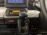 【インパネシフト】シフト操作のしやすいインパネシフトです。足元が広くなりすっきりしますので、大柄な方でも快適に運転ができます。