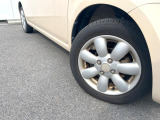【純正アルミホイール】外観にマッチした純正アルミホイールを装着しております。各種社外アルミホイールや、スタッドレスタイヤも取扱いしております。是非ご相談ください♪