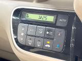 【オートエアコン】一度お好みの温度に設定すれば、車内の温度を検知し風量や温度を自動で調整。暑い&hellip;寒い&hellip;と何度もスイッチ操作をする必要はありません。快適な車内空間には必須の機能ですね♪