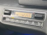 【オートエアコン】一度お好みの温度に設定すれば、車内の温度を検知し風量や温度を自動で調整。暑い&hellip;寒い&hellip;と何度もスイッチ操作をする必要はありません。快適な車内空間には必須の機能ですね♪