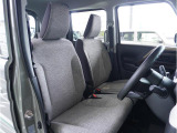 【清潔感のある運転席&助手席】隅々までクリーニングの行き届いた運転席&助手席。目立ったシミや汚れ等もございません。