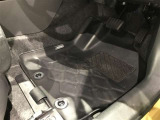 内装工程では、中古車を気持ちよくお乗りいただけるよう清掃しております。シートの洗浄はもちろん、ニオイの元となるフロアカーペットまで洗浄・消臭を実施。