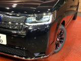 【LEDヘッドライト】悪天候や夜間走行時も良好な視界を確保し安心して運転できる高輝度LEDヘッドライトを装備!点灯速度が早く、消費電力も抑えられています。