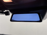 【インテリジェントルームミラー】車両後方カメラの映像をルームミラーに映すことが出来ます。 そのため、後席に人や荷物があって後方が見えづらい場合でもしっかり視界を確保することが出来ます。
