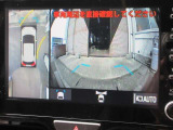 パノラミックビューモニター付きです。車両を上から見たような映像をディスプレイオーディオ画面に表示。運転席からの目視だけでは見にくい、車両周辺の状況をリアルタイムでしっかり確認できます。