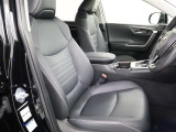 <運転席>まるで自宅に居るようにリラックスできる運転席です。外の喧騒を忘れさせてくれますね。見やすいメーターと操作しやすいスイッチ類もいいですね.