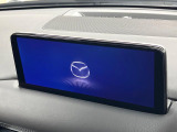 【10.25インチマツダコネクト】車内の雰囲気にマッチした大型ディスプレイ。スマホ接続でのナビ使用やBluetooth再生等、様々な機能が楽しめます。直感的なダイヤル操作が可能で、使い勝手も良好です。